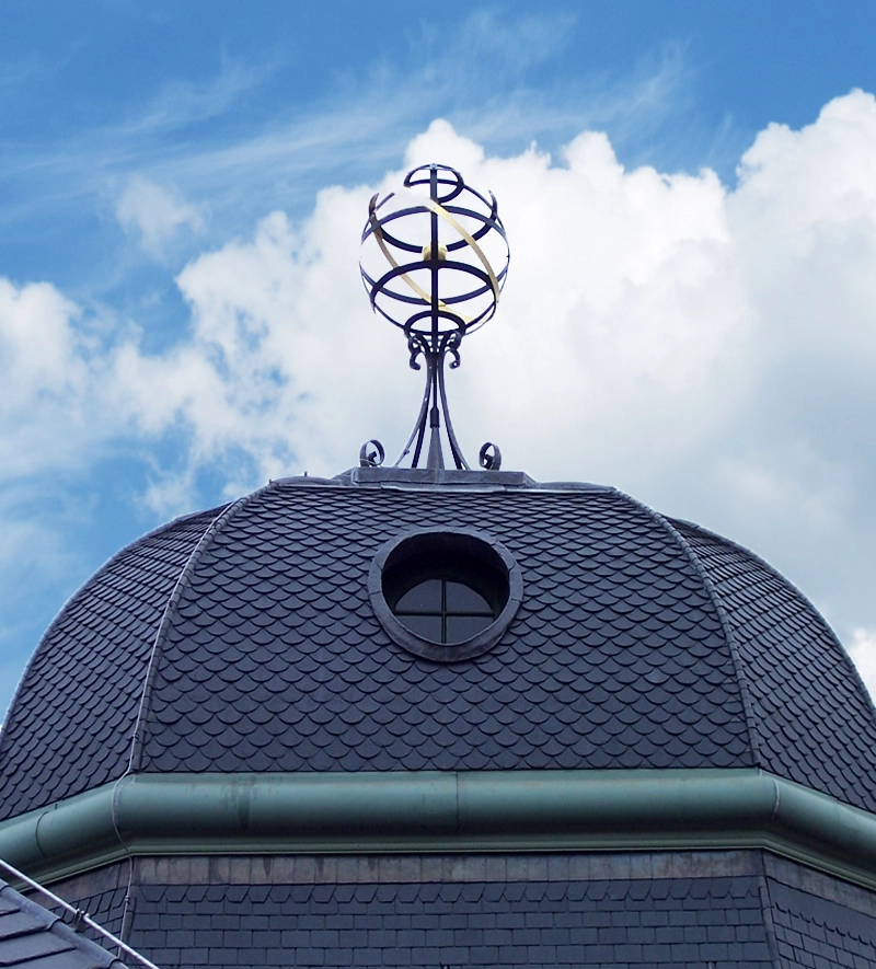 Restauration ancienne toiture ardoise zinguerie evacuation et sculpture contour fenêtre oeil de boeuf