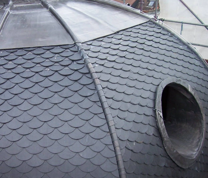 Toiture ardoises zinguerie de restauration toiture ancien bâtiment fenêtre ronde oeil de boeuf echaffaudage