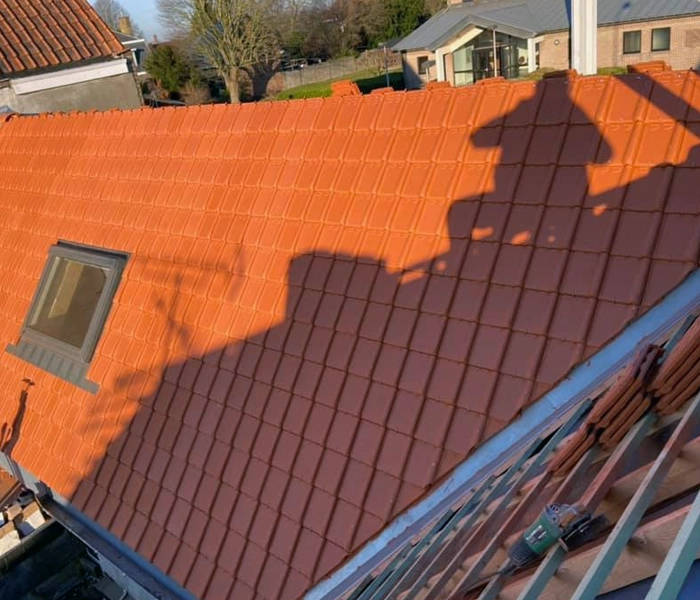 Patron Toitures D'Haene prend la photo toit terminé avec velux