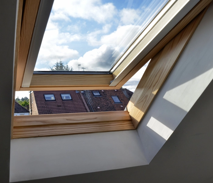 Photo prise de l'intérieur d'un velux ouvert